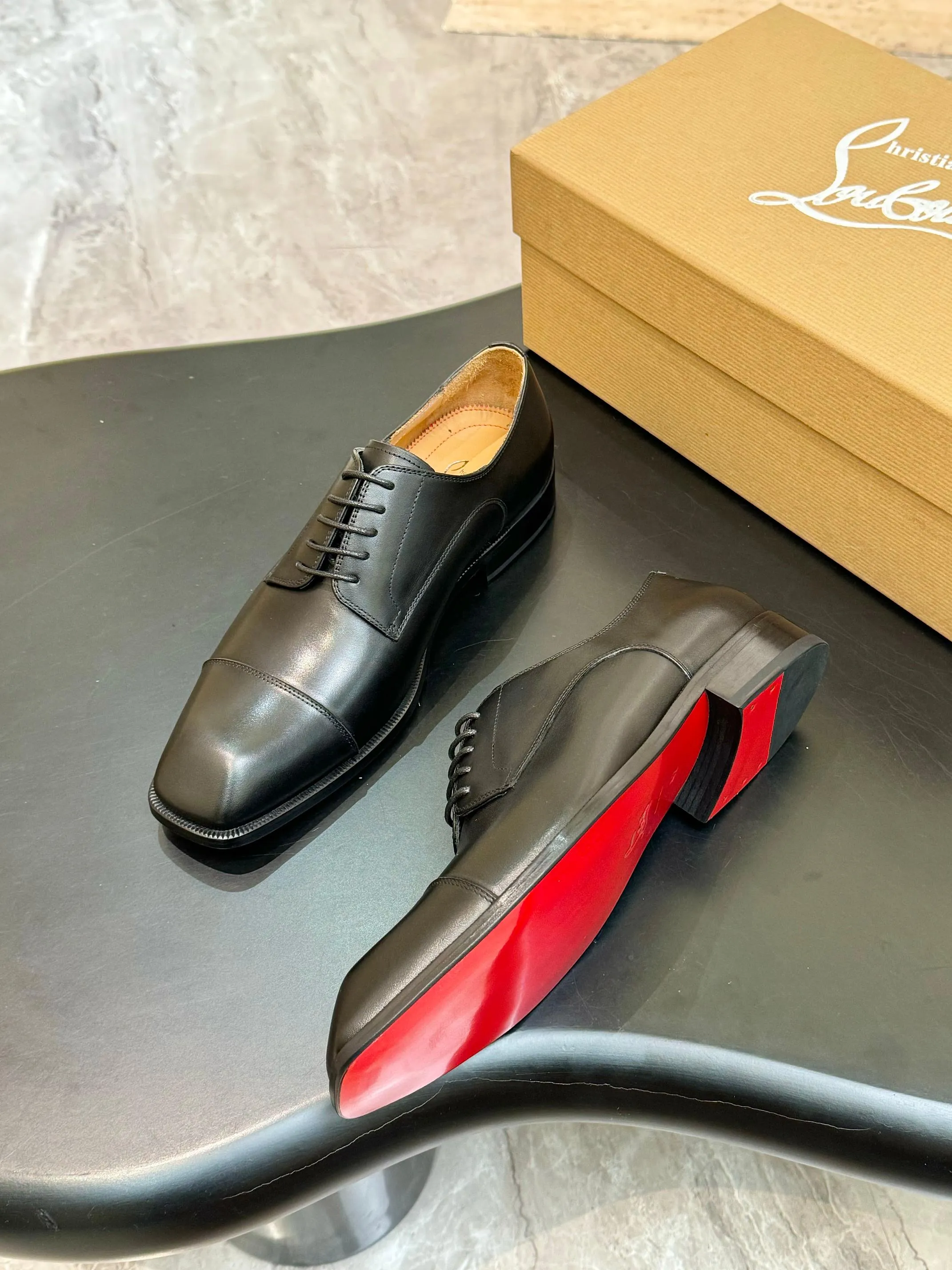 [CL red sole shoes] Top P: 1020💰 Size 39-44 (⚠️38.45.46.47 custom-made, non-returnable and non-exchangeable) 🆑High-end men's business formal leather shoes, original authentic top quality goods ••✅💯 Top original order purchasing agent! Original imported patterned cowhide ➕Imported cowhide lining ➕Cowhide feet ➕Original leather outsole~🉑️Feel free to compare the authentic ones!